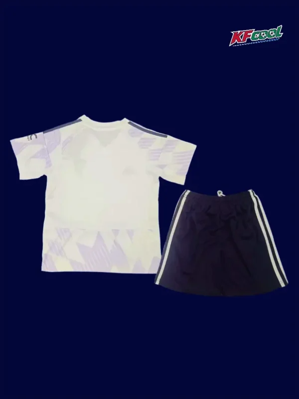 ManU 25/26 Kids Away White Back, flat rear, youth size numbering